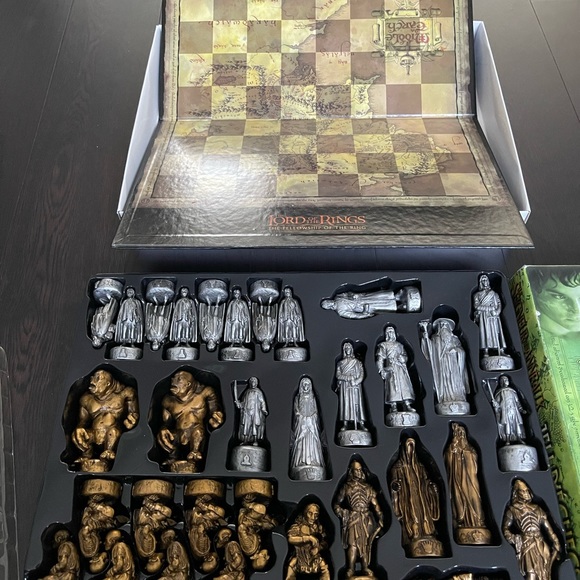Lord Of The Rings: The Fellowship Of The Ring Chess Set - Picture 2 of 3